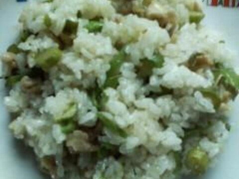 緑がまぶしい、春野菜のチャーハン